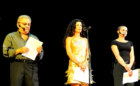 الشاعرة جمانة حداد في الوسط أثناء تسلمها الجائزة