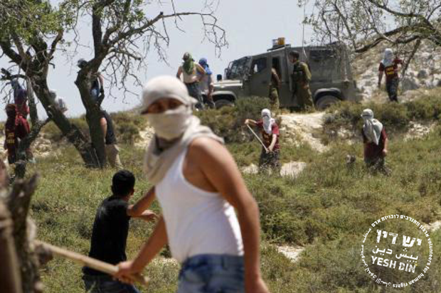 مستوطنون منفلتون بحماية الجيش الإسرائيلي- الصورة عن موقع "ييش دين"